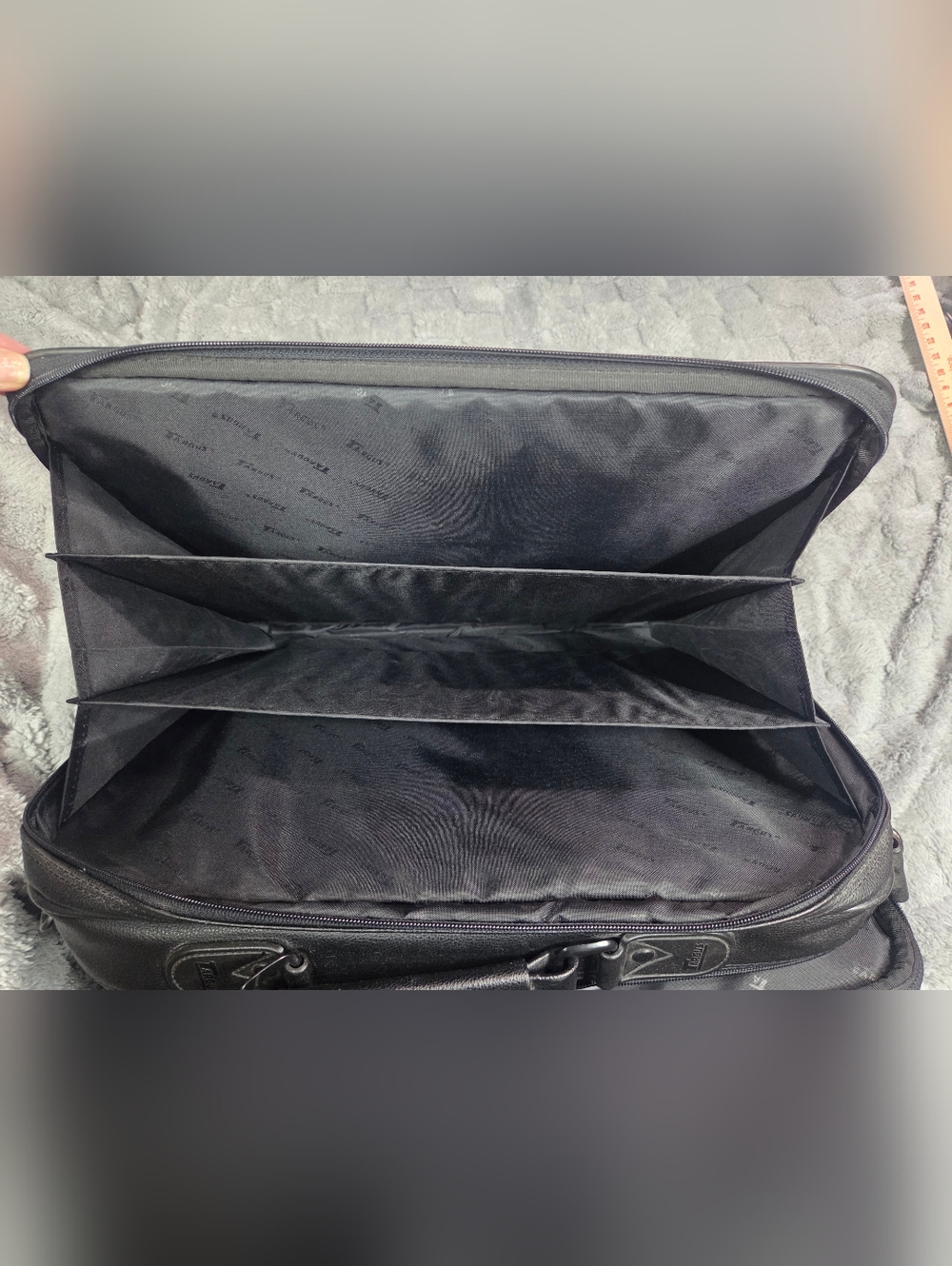 Targus Black Laptop Bag with Red Stitching - Picture 7 of 10